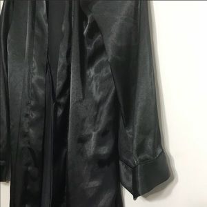 Black satin roble